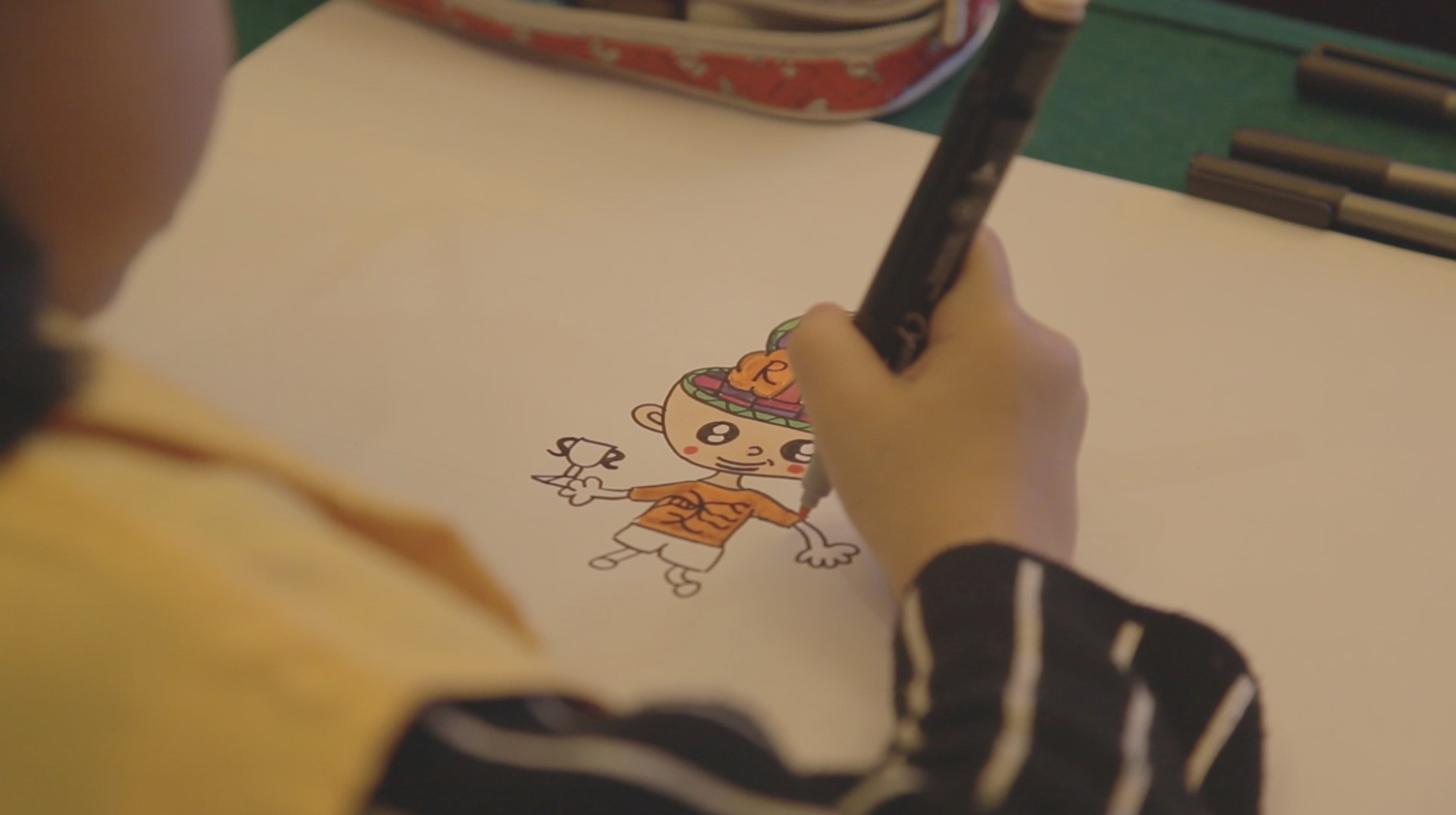 Compétiteur dessinant le personnage de la compétition