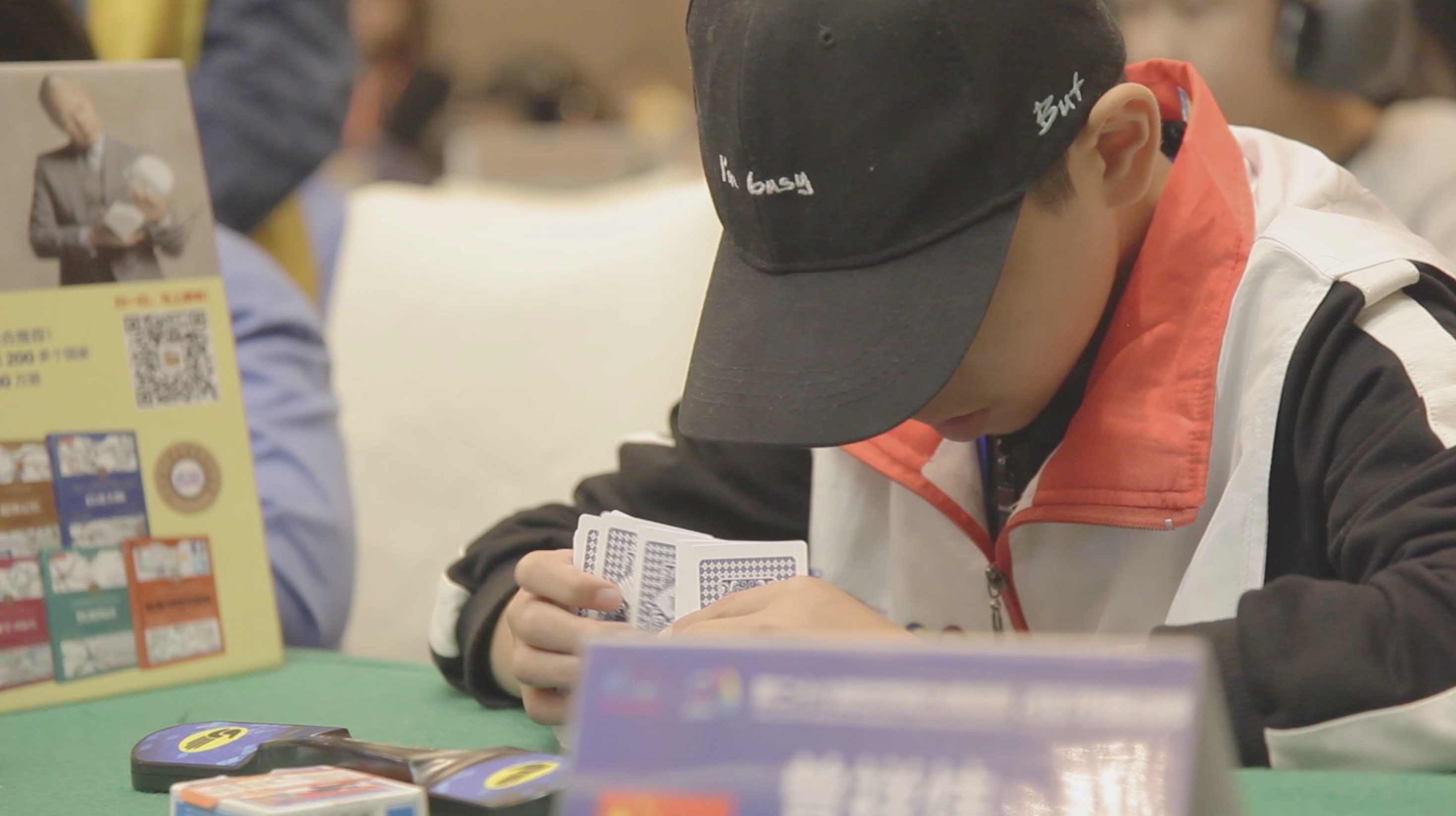Jeune concurrent mémorisant un paquet de cartes
