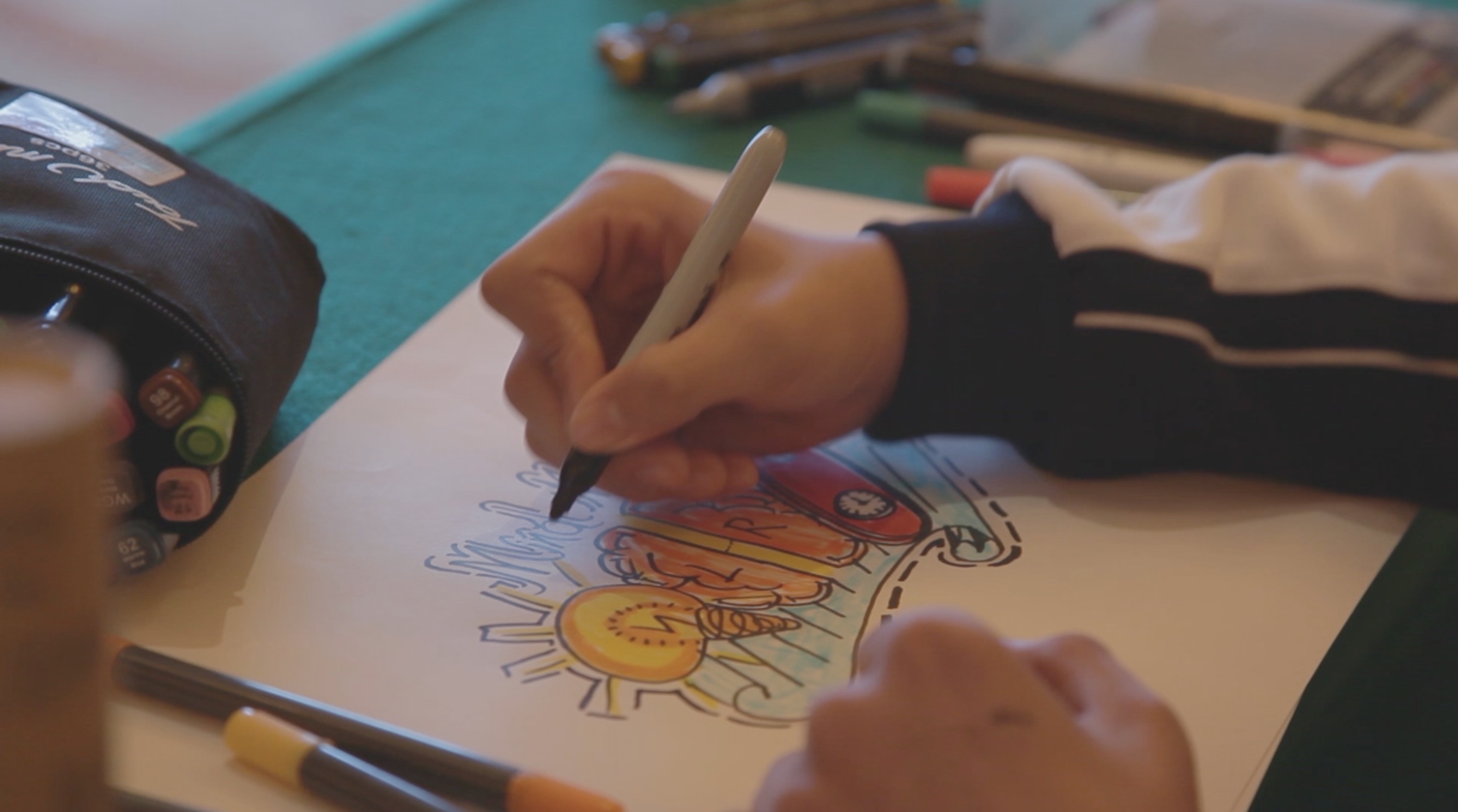 Enfant dessinant en couleurs lors d'une épreuve